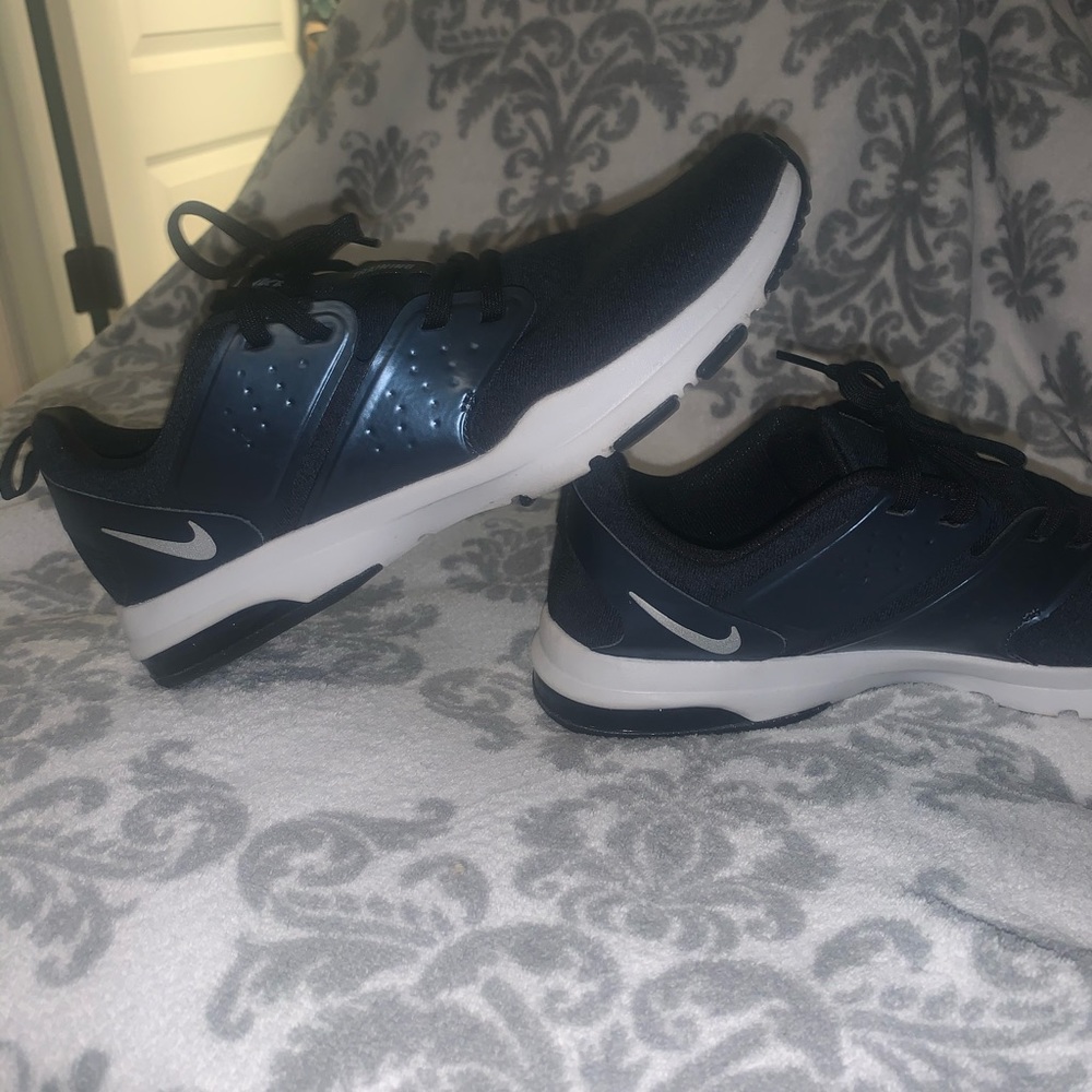 Women’s Nike tennis shoes NAVY